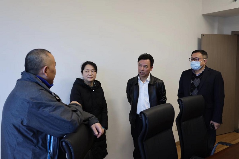 湖南農業集團黨委委員、副總經理陳根榮到糧油進出口集團走訪慰問困難職工